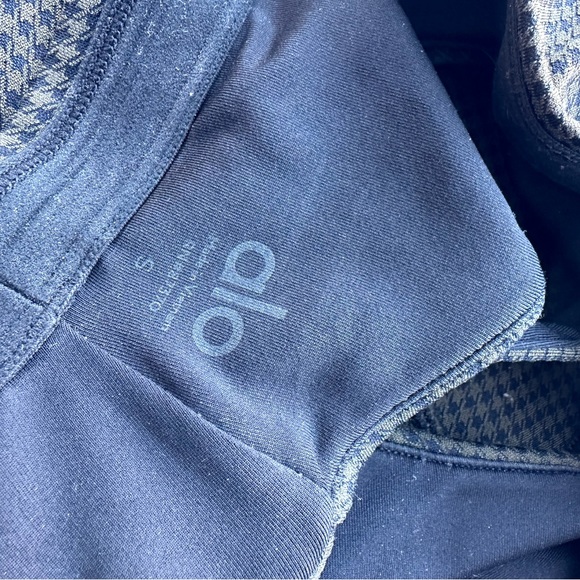 ALO matching set. Small sports bra and small leggings 🖤 - Picture 4 of 4